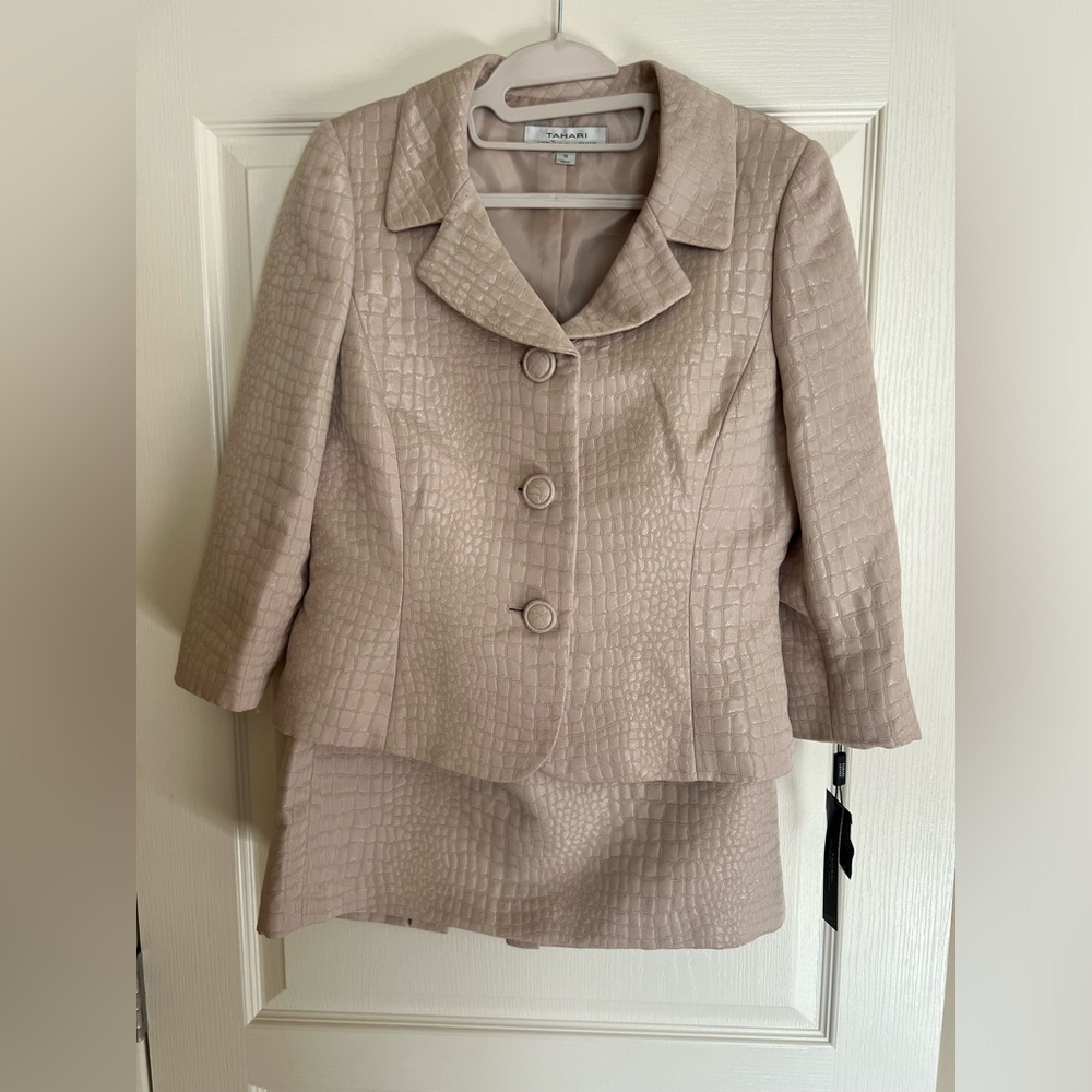 Tahari - Arthur S. Levine - skirt suit - size 10